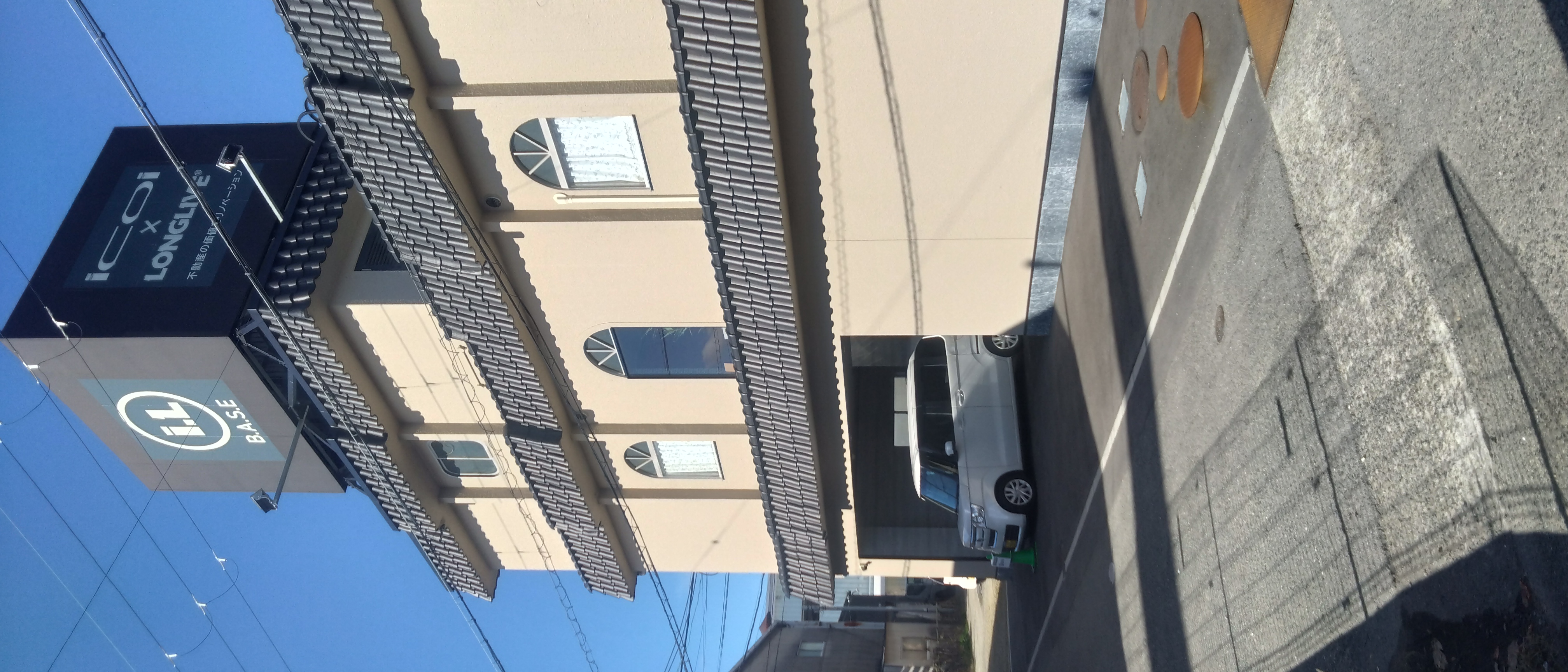 車・電車・バイクで来店OK！雨の日も安心♪屋根付き駐車場ありの写真